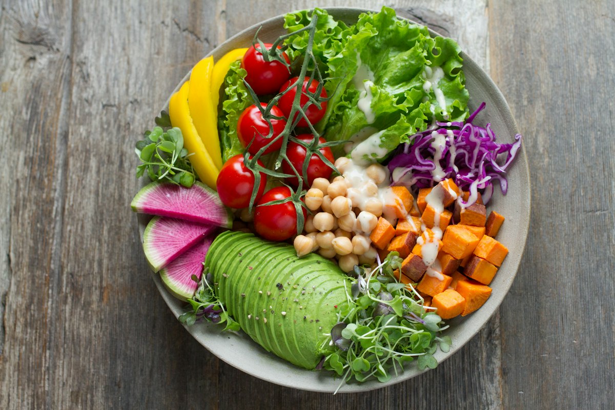 Salade colorée aux légumes frais et protéines végétales