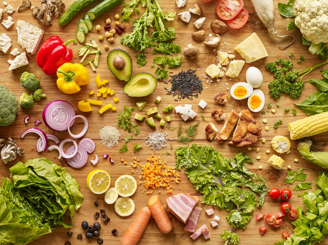 Bol de riz complet avec légumes rôtis et protéines