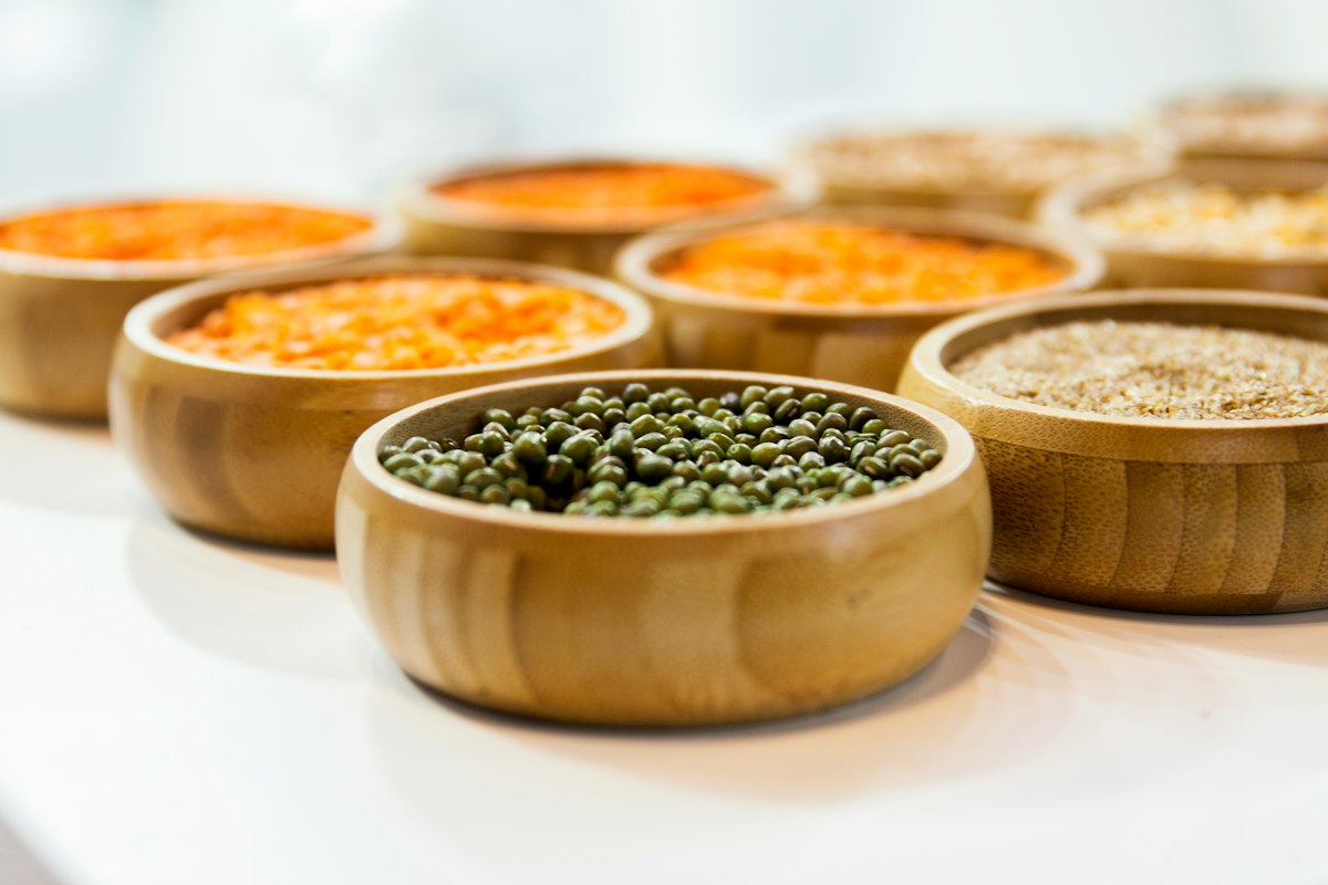 Assiette de légumes grillés avec sauce tahini