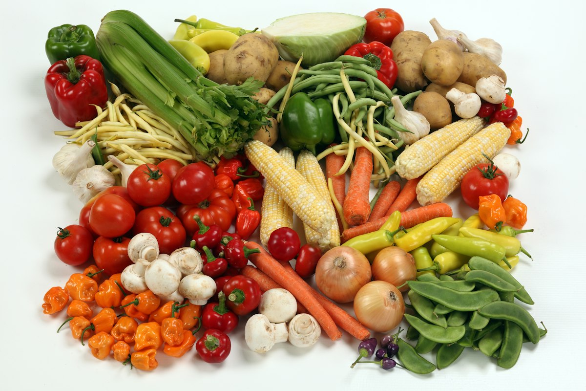 Assiette de pâtes complètes aux légumes frais
